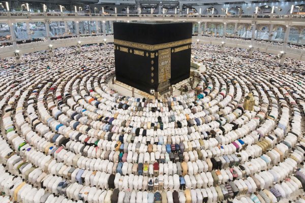 Mensen die de steen in mekka aanbidden, want dat hoort bij religies als de Islam