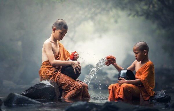 Jonge boeddhistische monniken, want er bestaan allerlei verschillende religies