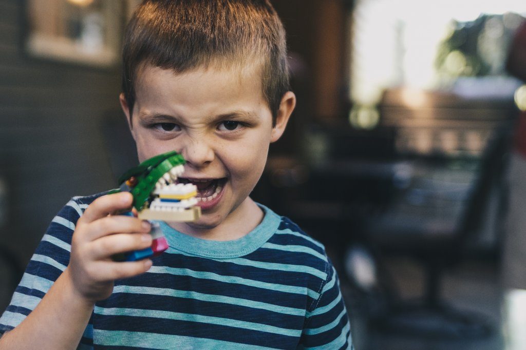 Kind met Lego