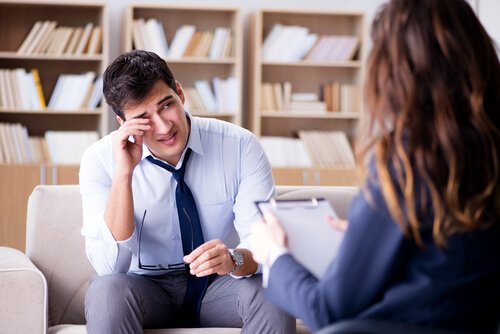 Man huilt bij therapeut