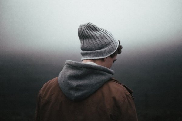 Een teleurgestelde man in de mist.