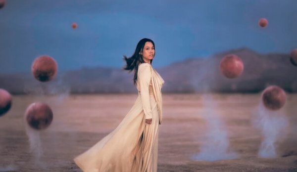 Vrouw in surrealistisch landschap