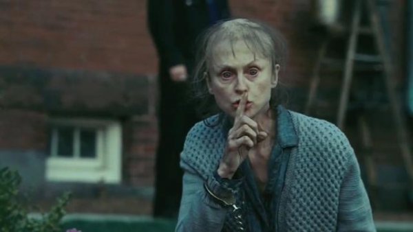 Vrouw maakt gebaar dat we stil moeten zijn