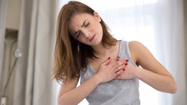 Vrouw met pijn op de borst: het effect van stress op je lichaam