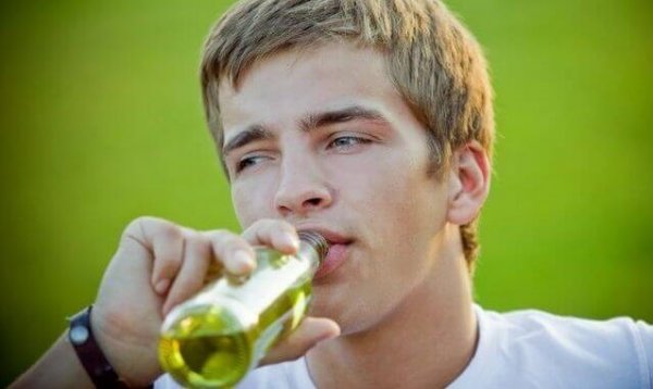 Jongen met drank