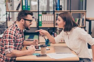 Collega's in een discussie