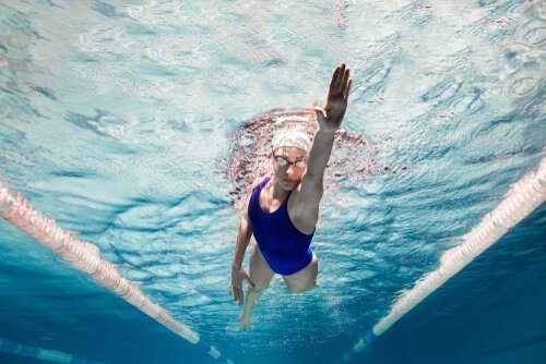 Een vrouw die aan het zwemmen is