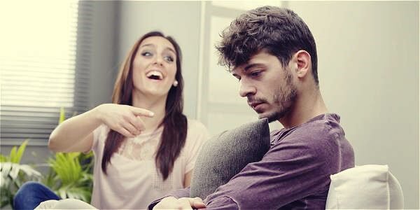 Een vrouw die haar vriend uitlacht