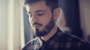 Volwassen zonen van overheersende moeders