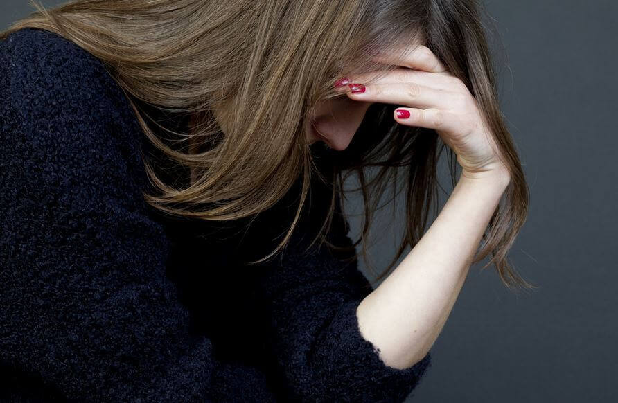 Vrouw die nadenkt