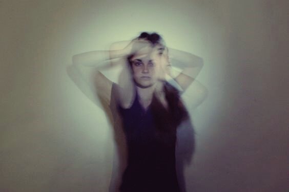 Vrouw met handen in het haar