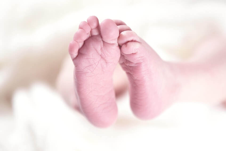 Babyvoetjes, maar baby's leren pas later om te lopen