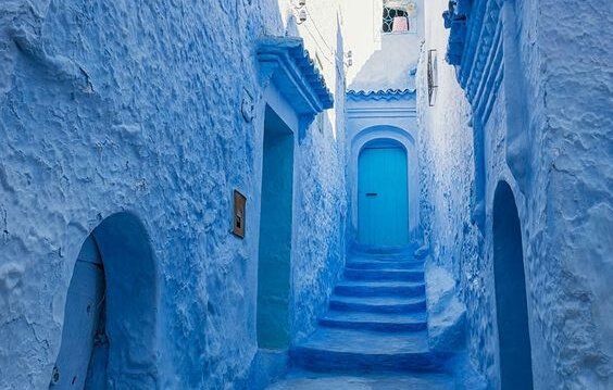 Een blauwe Marokkaanse straat.