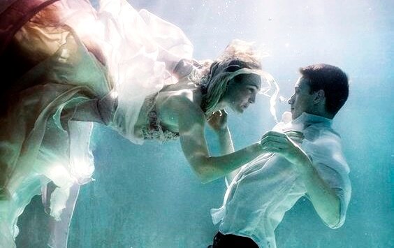 Een koppel onder water