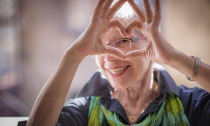 Gelukkige oudere vrouw