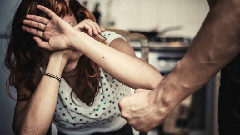 Vrouw die slachtoffer is van gendergerelateerd geweld