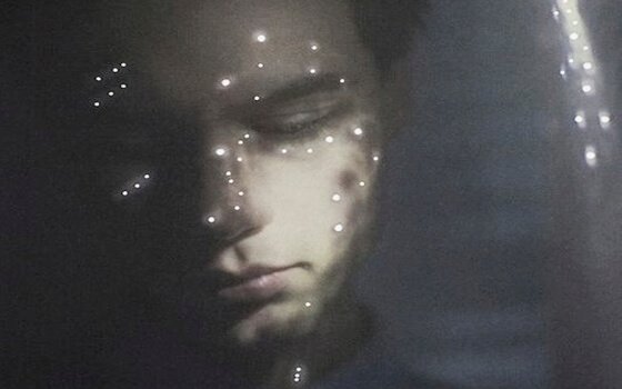 Jongen wiens vrienden ongevoelig zijn voor zijn pijn