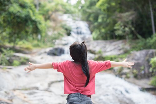 Meisje dat geniet van de natuur, want Kindermeditatie is goed voor de ontwikkeling van kinderen