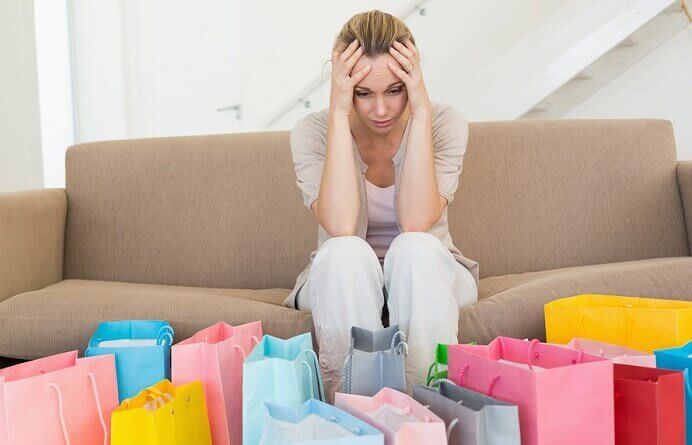 Vrouw die last heeft van een koopverslaving waardoor ze niet kan stoppen met winkelen