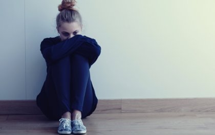 Meisje zit op de vloer