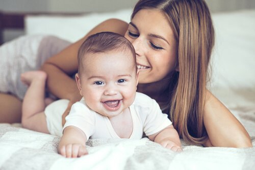 Baby's leren met vier maanden volop te lachen