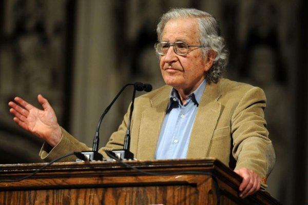 noam-chomsky Noam Chomsky die een toespraak houdt