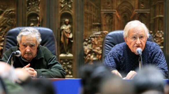 Noam Chomsky die aan het woord is