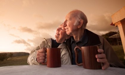 Ouder stel drinkt koffie
