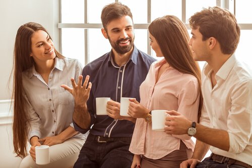 Praten met collega's tijdens de koffiepauze