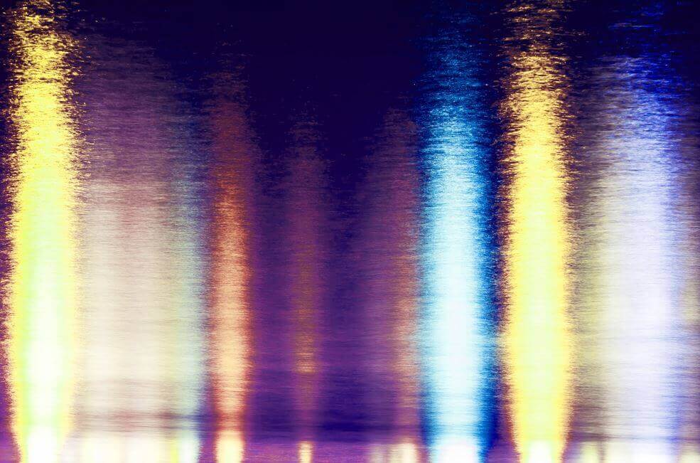 Licht dat wordt weerspiegeld in water, in plaats van donkere wolken