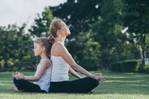 Moeder en dochter die samen mediteren, want Kindermeditatie is goed voor de ontwikkeling van kinderen