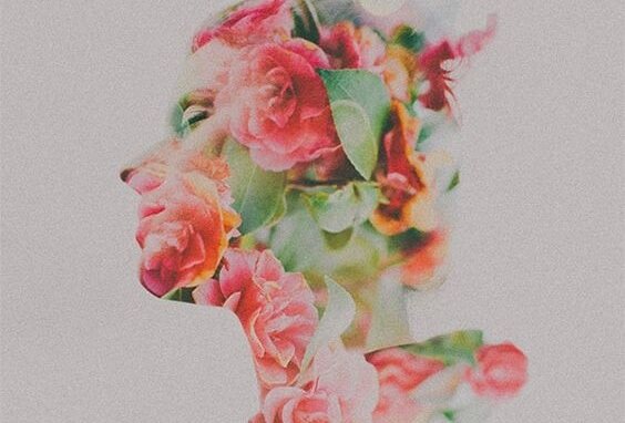 Silhouette van een vrouw die bedekt is met bloemen