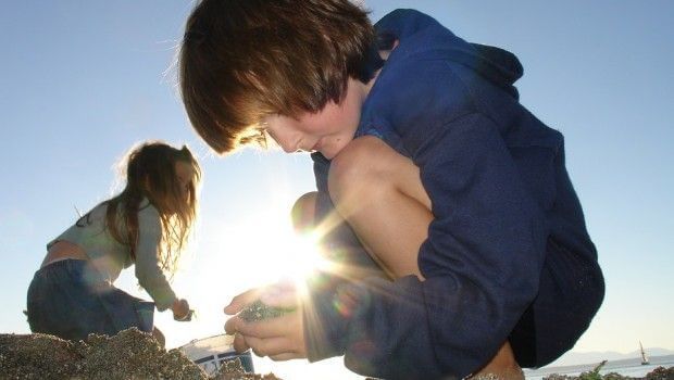 Jongetje dat zit te spelen en getuigt van mentale veerkracht