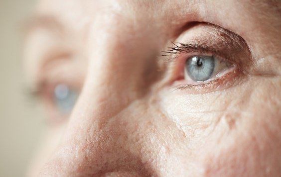 De ogen van een oudere vrouw