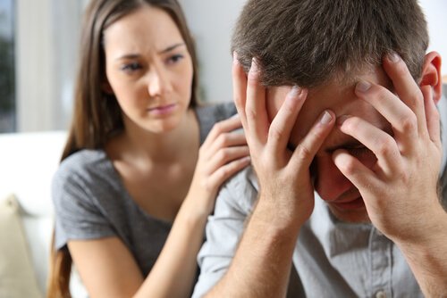 Meisje dat haar vriend troost, want hij voelt meer pijn