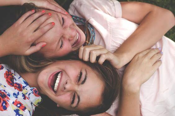 Twee lachende tienervrienden