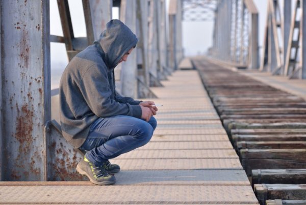 Droevige tiener op brug