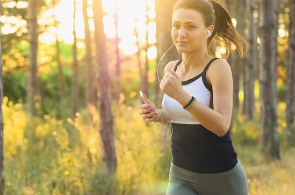 Vrouw aan het hardlopen: lichaamsbeweging die goed is voor de hersenen