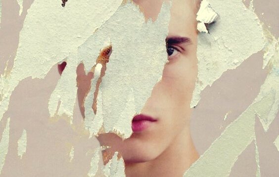 Het gezicht van een vrouw achter verscheurd papier