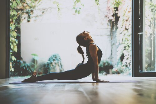 Vrouw beoefent yoga: de relatie tussen yoga en depressie