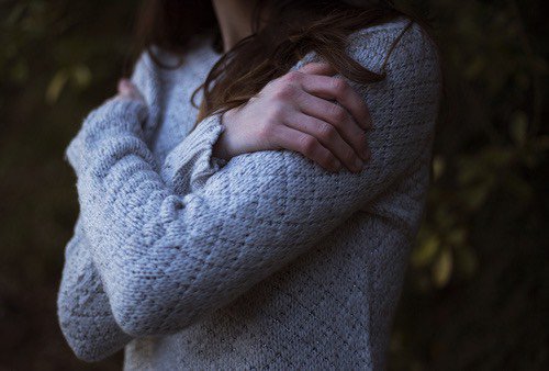 Vrouw die zichzelf vasthoudt omdat haar fobie haar leven beheerst