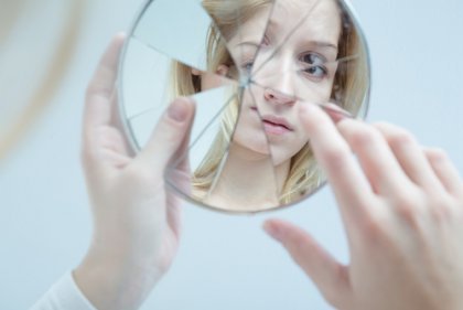 Vrouw met gebroken spiegel
