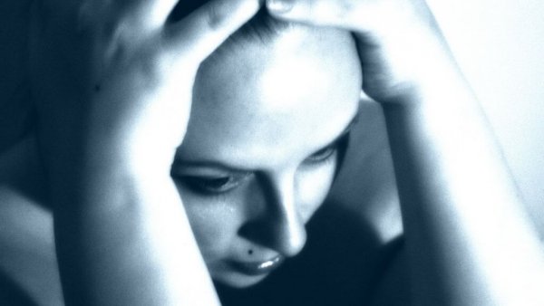 Vrouw met handen in het haar