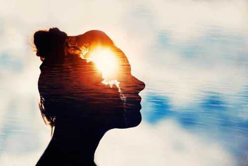 Vrouw met licht in haar hoofd