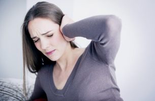 Vrouw met tinnitus
