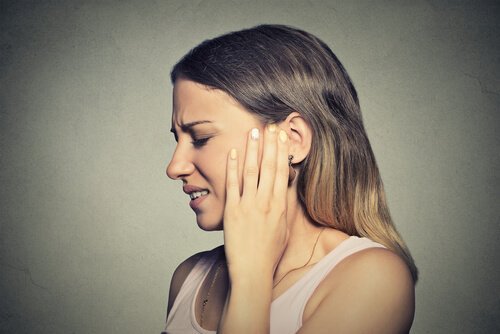 Vrouw met tinnitus