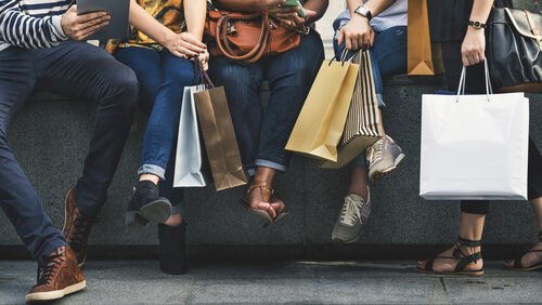 Mensen die veel hebben lopen winkelen
