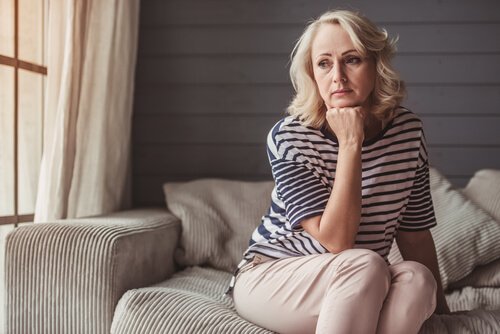 Een vrouw die door de midlifecrisis gaat