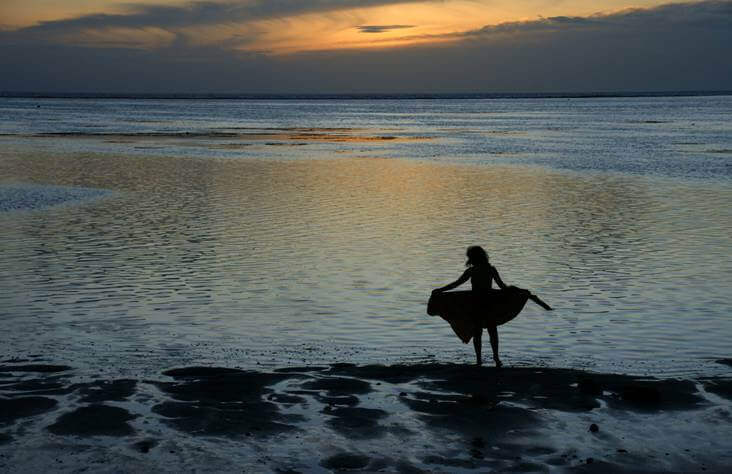 Vrouw aan de zee