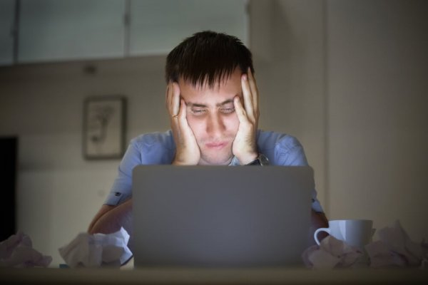Freelancer met zijn computer